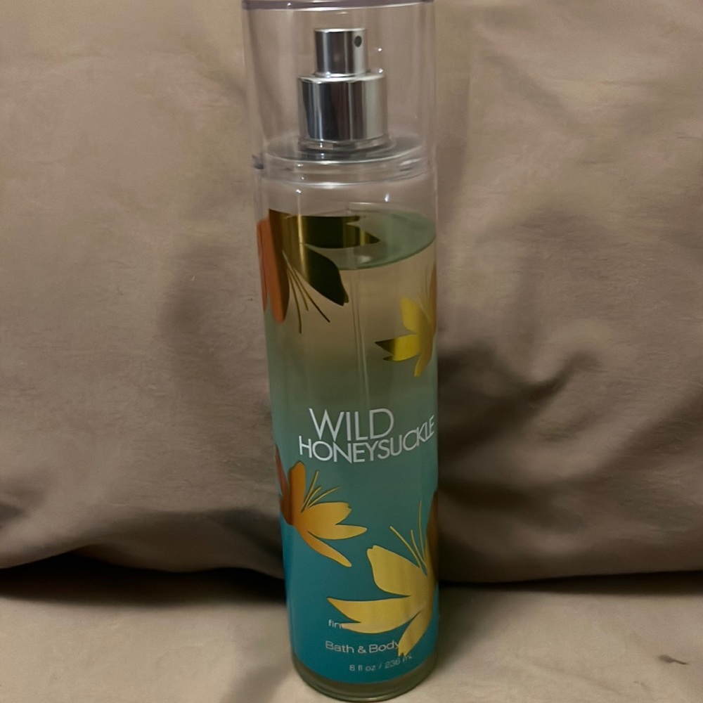 - RETIRED & HARD TO FIND!! Bath and Body Works Wild Honeysuckle body spray